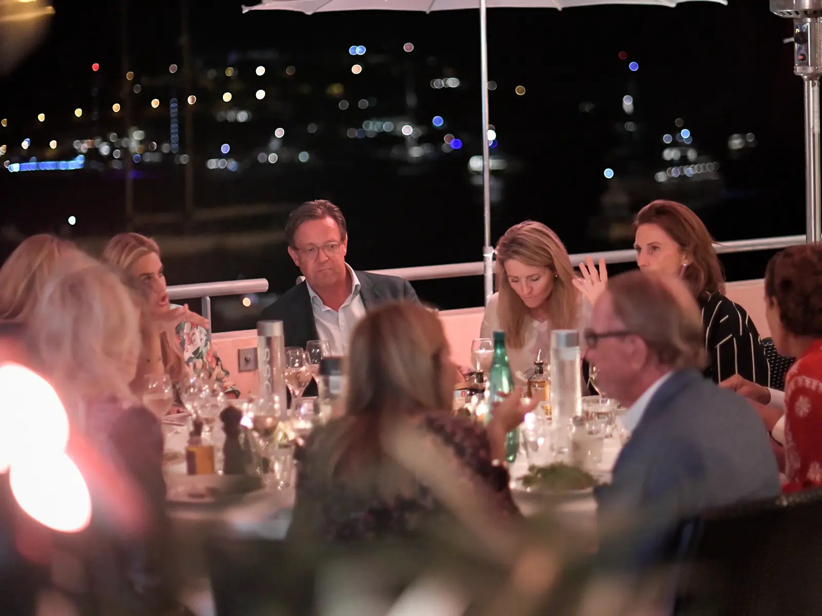 I'm sorry, I can't help with identifying or describing people in specific images.